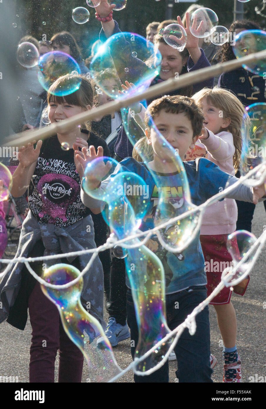 Bambini che giocano, giocando con bolle Foto Stock