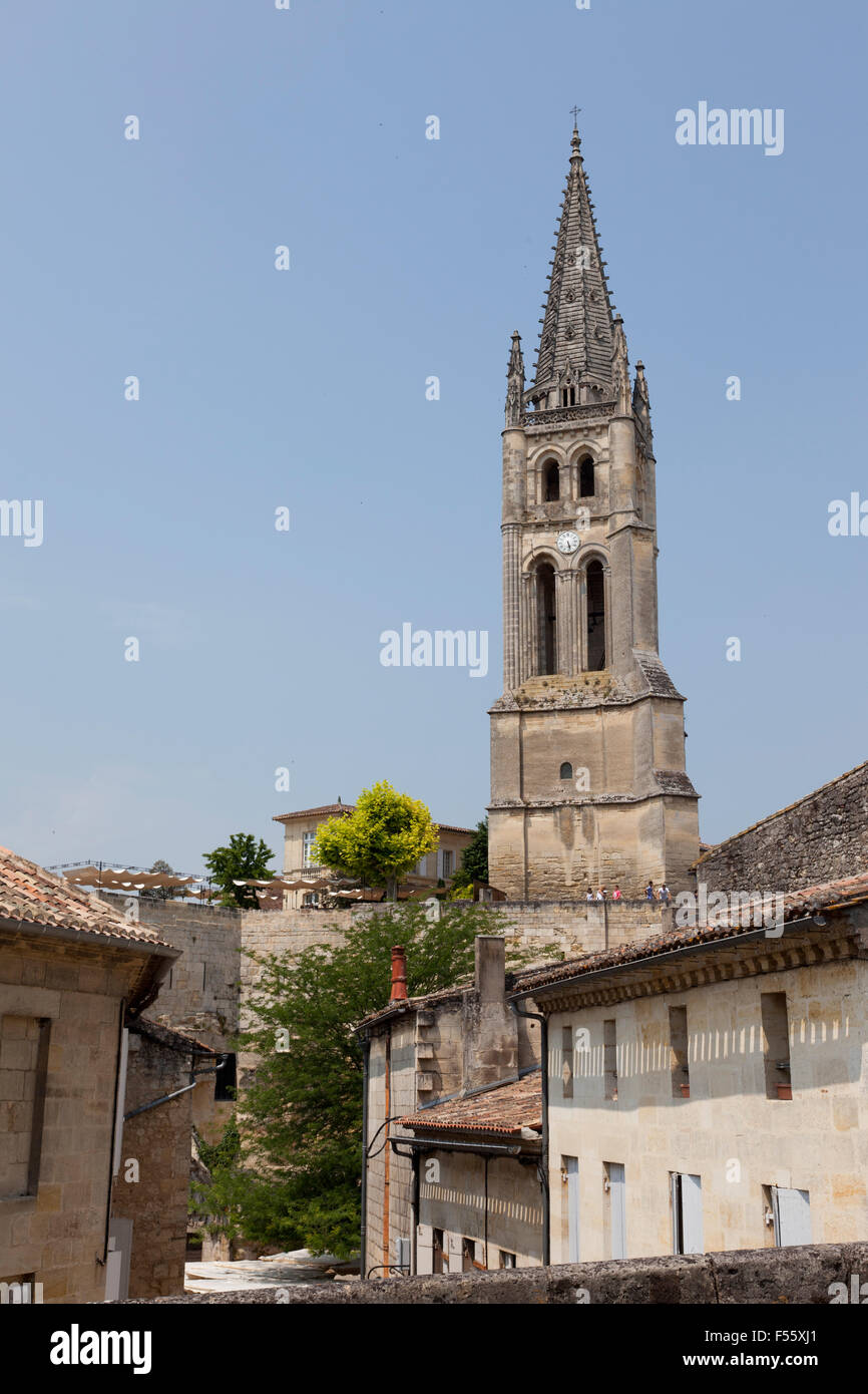 09.01.2015, Saint-Emilion, Aquitaine, Francia - campanile gotico della chiesa di roccia. 0SH150109D084CAROEX.JPG - non per la vendita in G E R M A N Y, A U S T R I A, S W I T Z e R L A N D [modello di rilascio: non applicabile, la proprietà di rilascio: NO (c) caro agenzia fotografica / Hoffmann, http://www.caro-images.pl, info@carofoto.pl - nel caso di utilizzo di foto per non-scopi giornalistici, siete pregati di contattare l'Agenzia - la foto è soggetto a royalty!] Foto Stock