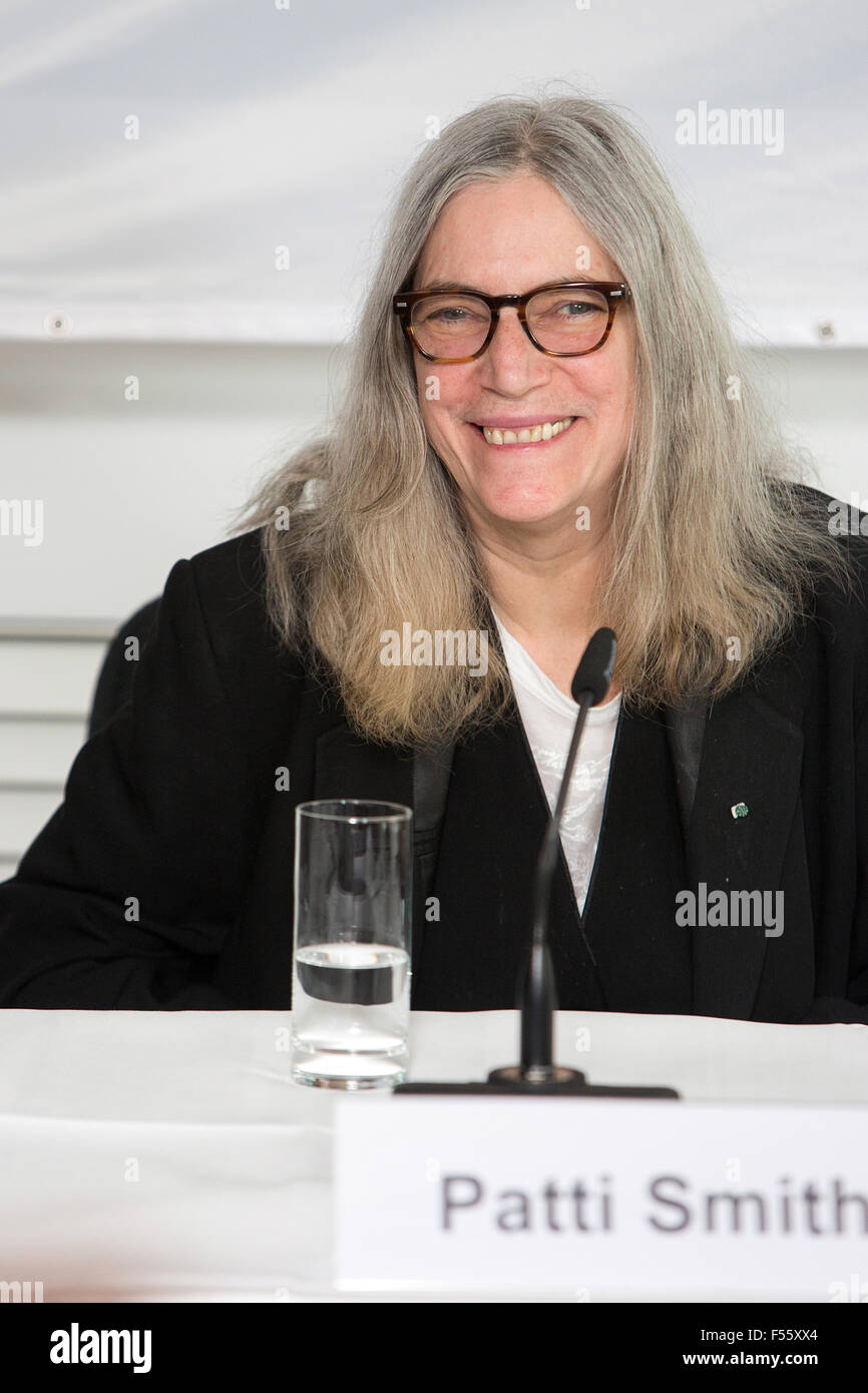 21.05.2015, Berlin, Berlin, Germania - Patti Lee Smith, punk rock e musicista, cantante-cantautore, fotografo, pittore e poeta, alla conferenza stampa di arte di Amnesty alla cerimonia di consegna del premio dell'Ambasciatore della coscienza Award 2015th 0TS150521D028CAROEX.JPG - non per la vendita in G E R M A N Y, A U S T R I A, S W I T Z e R L A N D [modello di rilascio: NO, la proprietà di rilascio: NO (c) caro agenzia fotografica / Schnitzler, http://www.caro-images.pl, info@carofoto.pl - nel caso di utilizzo di foto per non-scopi giornalistici, siete pregati di contattare l'Agenzia - la foto è soggetto a royalty!] Foto Stock