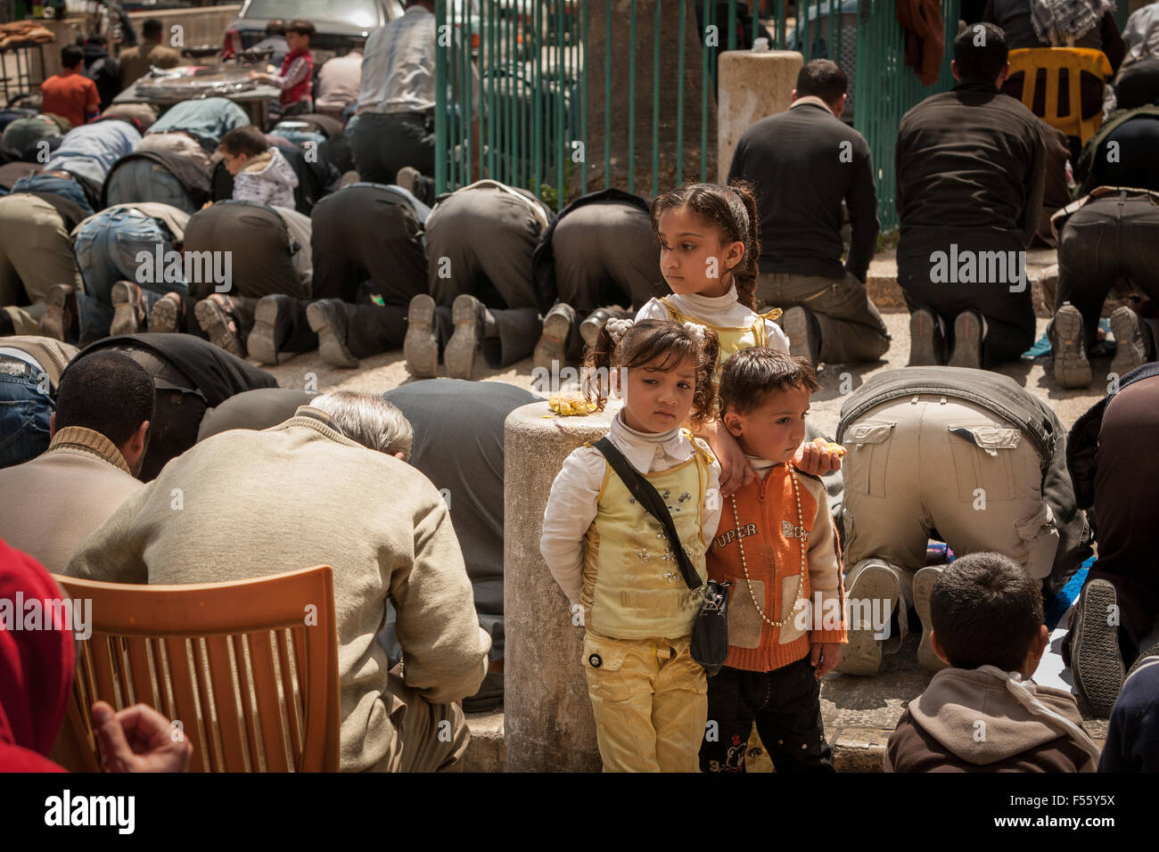 Bambini attendere durante il tempo di pregare, la Moschea di Omar, Betlemme Foto Stock