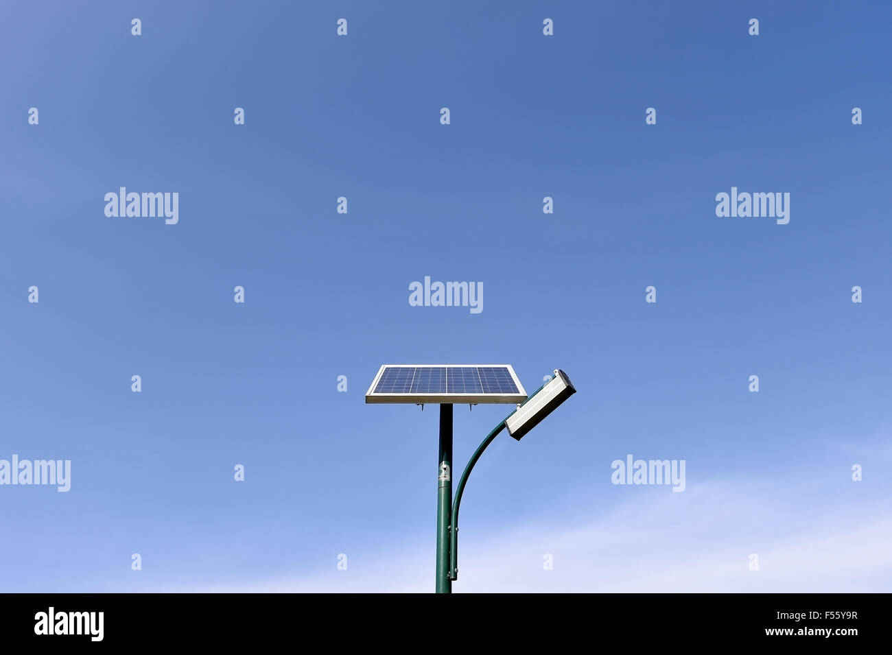 Solare lampada di strada in un parco isolato su un cielo blu chiaro Foto Stock
