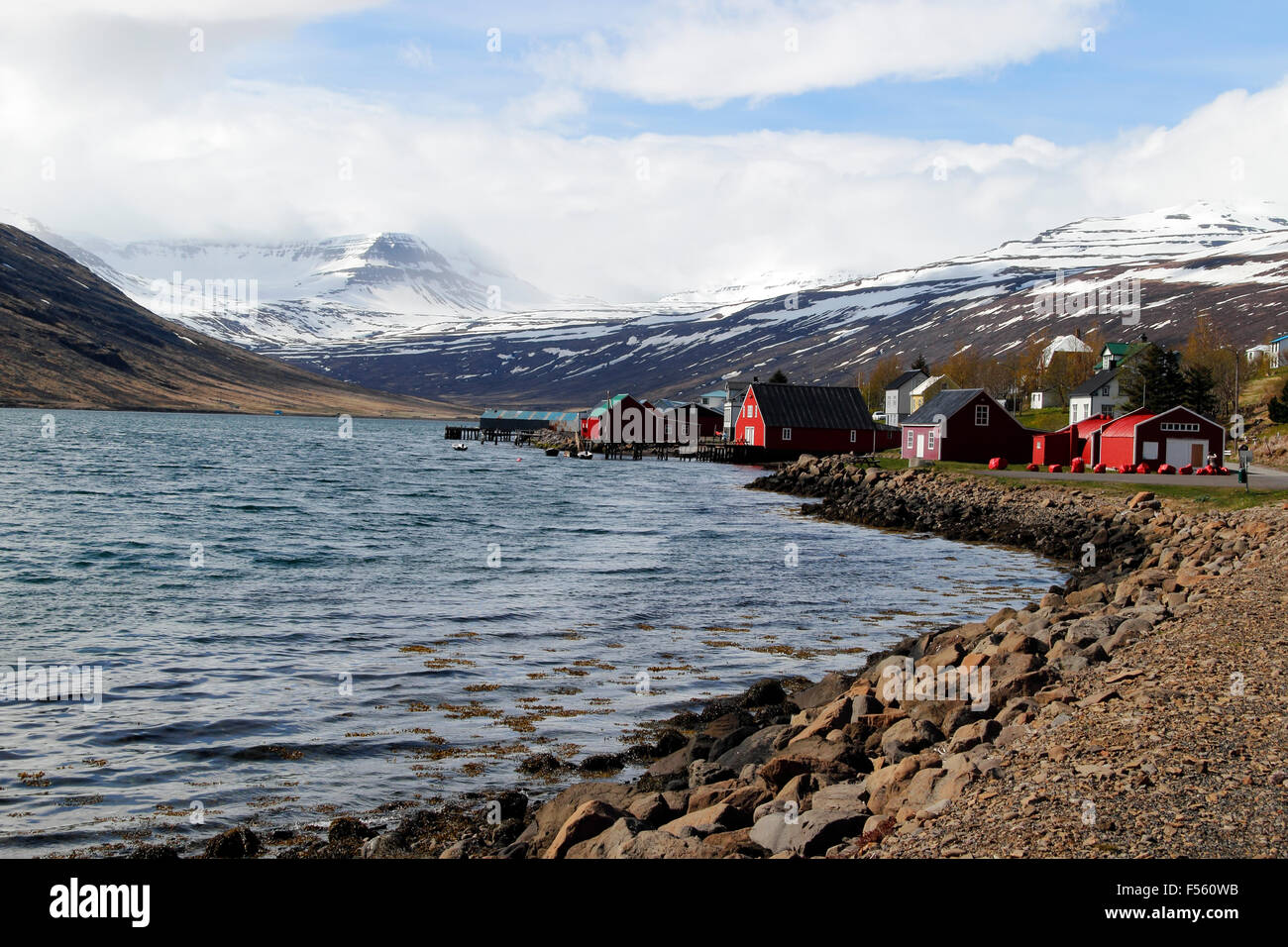 Tradizionale pescherie lungo la riva orientale Eskifjörður Islanda Foto Stock