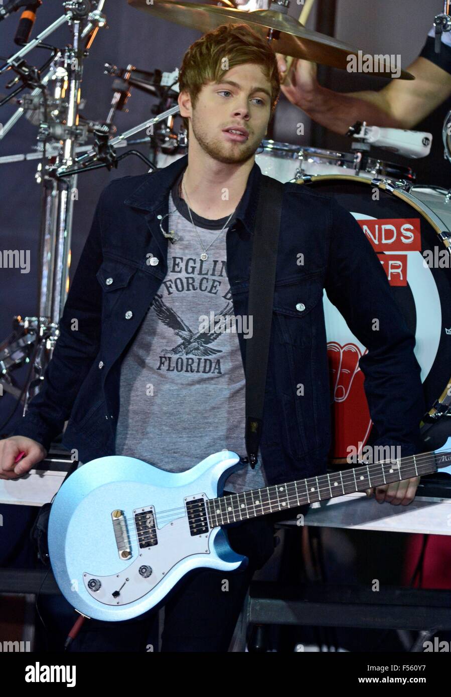 New York, NY, STATI UNITI D'AMERICA. 28 ott 2015. Luca Hemmings sul palco per la NBC Today Show Concerto con 5 SECONDI DI ESTATE, Rockefeller Plaza di New York, NY Ottobre 28, 2015. © Derek Storm/Everett raccolta/Alamy Live News Foto Stock