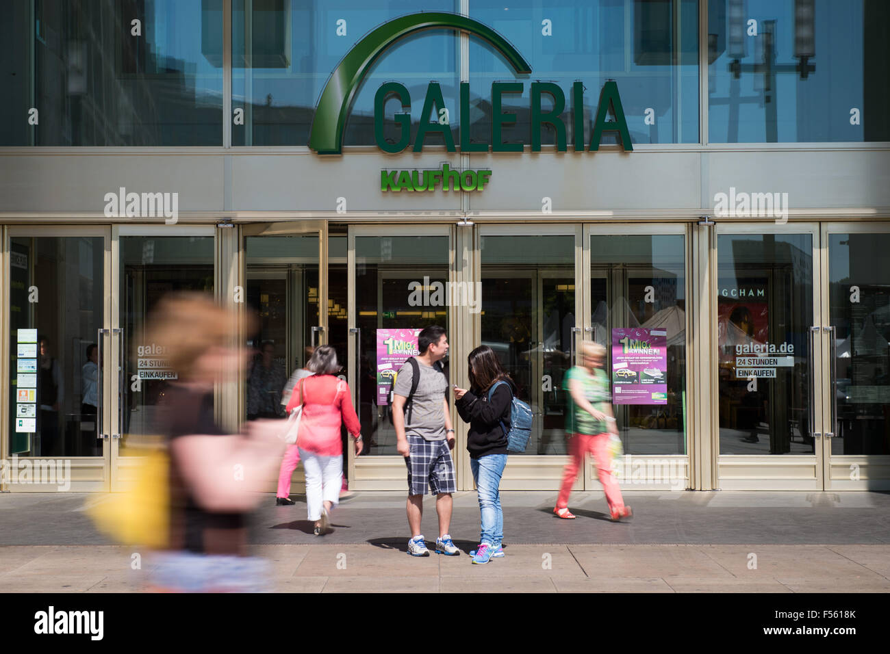 11.06.2015, Berlin, Berlin, Germania - Galeria Kaufhof GmbH (la corretta ortografia: GALERIA) è un reparto tedesco catena di negozi in Europa e uno dei leader della loro industria. La Galeria Kaufhof GmbH fa parte di Metro AG. Nel giugno 2015, Metro AG ha annunciato Galeria Kaufhof per 2,8 miliardi di euro per la società canadese Hudson's Bay in vendita. 00Y150611D003CAROEX.JPG - non per la vendita in G E R M A N Y, A U S T R I A, S W I T Z e R L A N D [modello di rilascio: NO, la proprietà di rilascio: NO (c) caro agenzia fotografica / Teich, http://www.caro-images.pl, info@carofoto.pl - nel caso di utilizzo di foto per non-pur giornalistica Foto Stock 11.06.2015, Berlin, Berlin, Germania - Galeria Kaufhof GmbH (la corretta ortografia: GALERIA) è un reparto tedesco catena di negozi in Europa e uno dei leader della loro industria. La Galeria Kaufhof GmbH fa parte di Metro AG. Nel giugno 2015, Metro AG ha annunciato Galeria Kaufhof per 2,8 miliardi di euro per la società canadese Hudson's Bay in vendita. 00Y150611D003CAROEX.JPG - non per la vendita in G E R M A N Y, A U S T R I A, S W I T Z e R L A N D [modello di rilascio: NO, la proprietà di rilascio: NO (c) caro agenzia fotografica / Teich, http://www.caro-images.pl, info@carofoto.pl - nel caso di utilizzo di foto per non-pur giornalistica Foto Stock