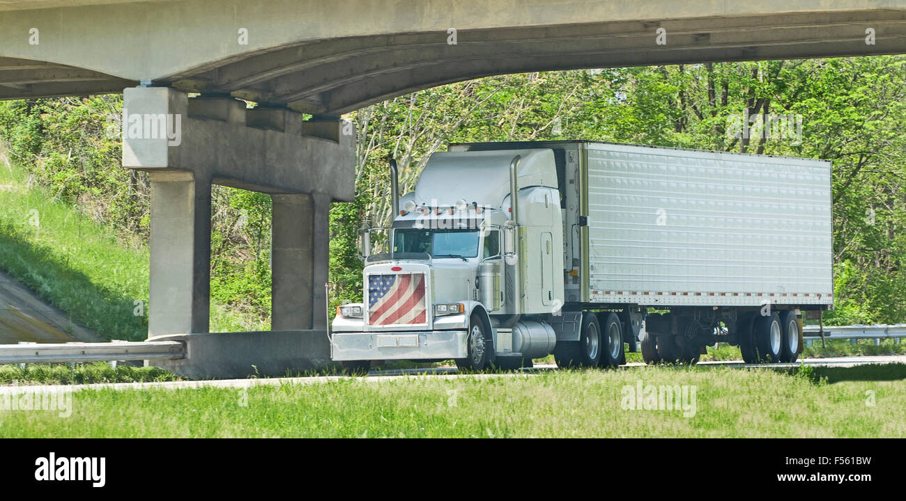 18 patriottico-Wheeler passando sotto un cavalcavia. Foto Stock