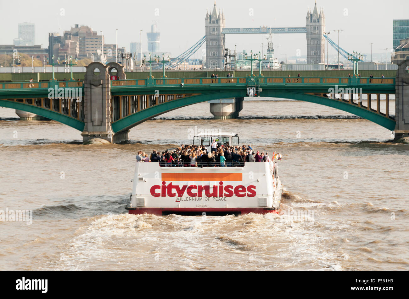 City Cruises barche turistiche millennio di pace sul Tamigi avvicinando Southwark Bridge con il Tower Bridge in background Foto Stock