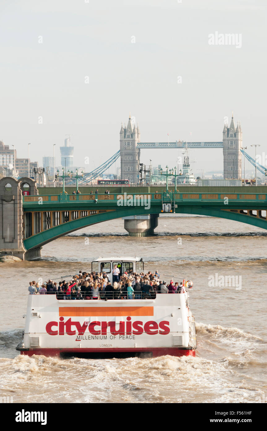 City Cruises barche turistiche millennio di pace sul Tamigi avvicinando Southwark Bridge con il Tower Bridge in background Foto Stock