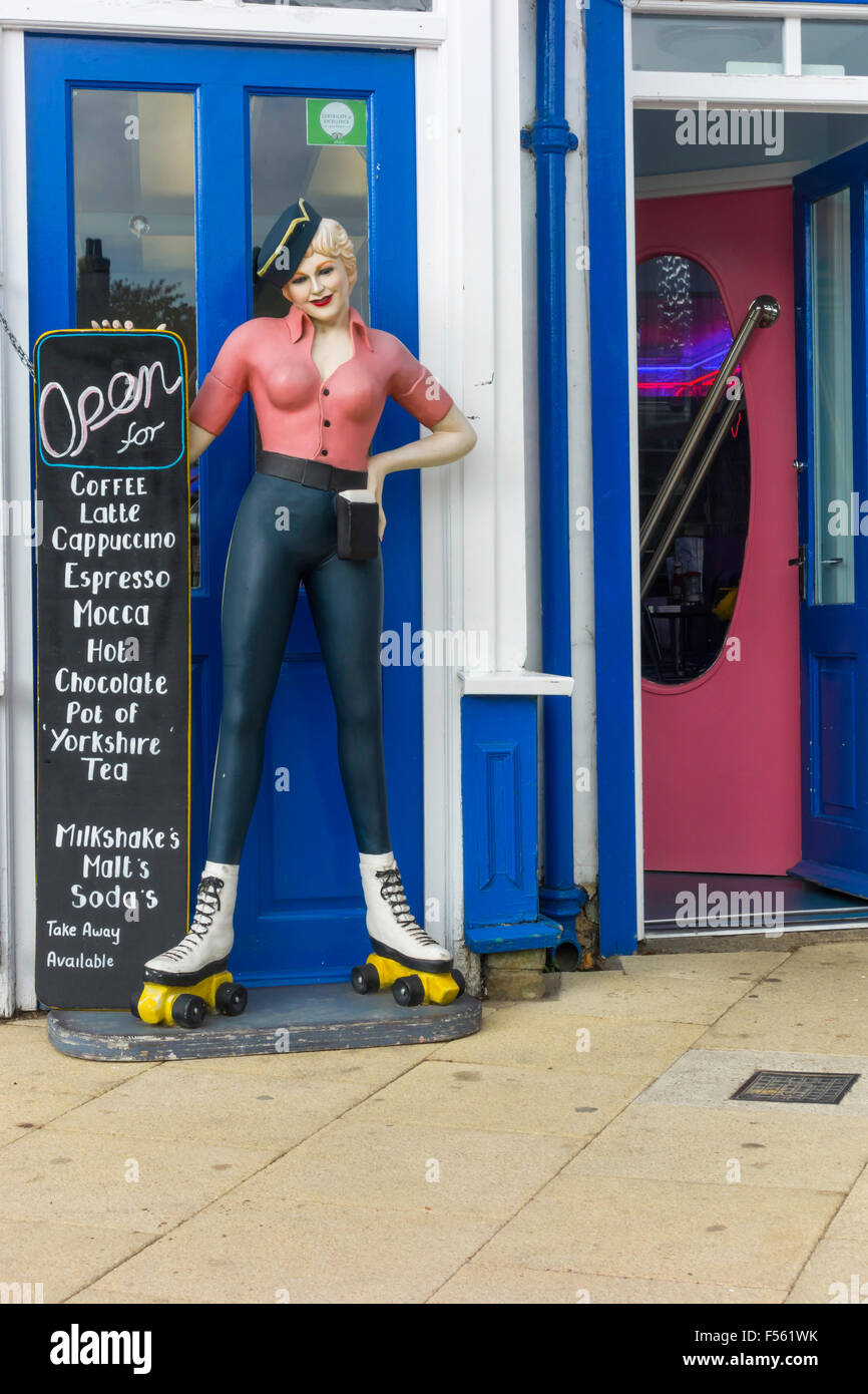 Pesce e Chip il negozio e il ristorante Stokesley North Yorkshire Inghilterra decorata come un American Diner con mannikin donna Foto Stock