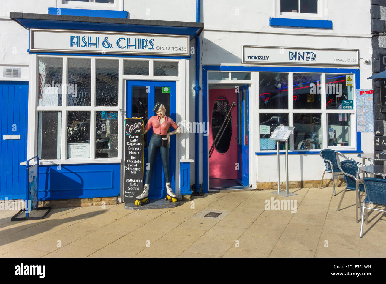 Pesce e Chip il negozio e il ristorante Stokesley North Yorkshire Inghilterra decorata come un American Diner con mannikin donna Foto Stock