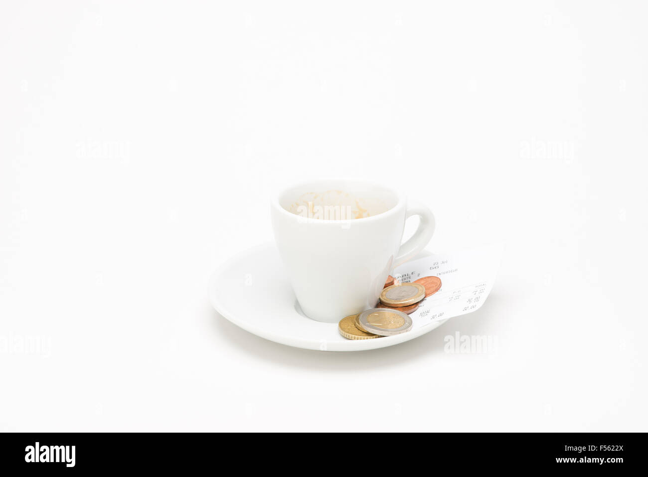 Tazza di caffè con bill su sfondo bianco Foto Stock