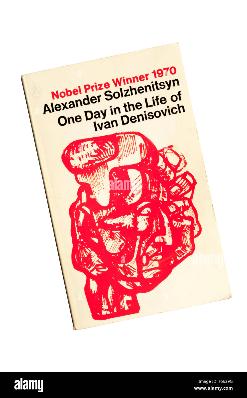 Copia in brossura di Un Giorno nella Vita di Ivan Denisovich da Alexander Solzhenitsyn. Pubblicato per la prima volta in Unione Sovietica nel 1962 Foto Stock