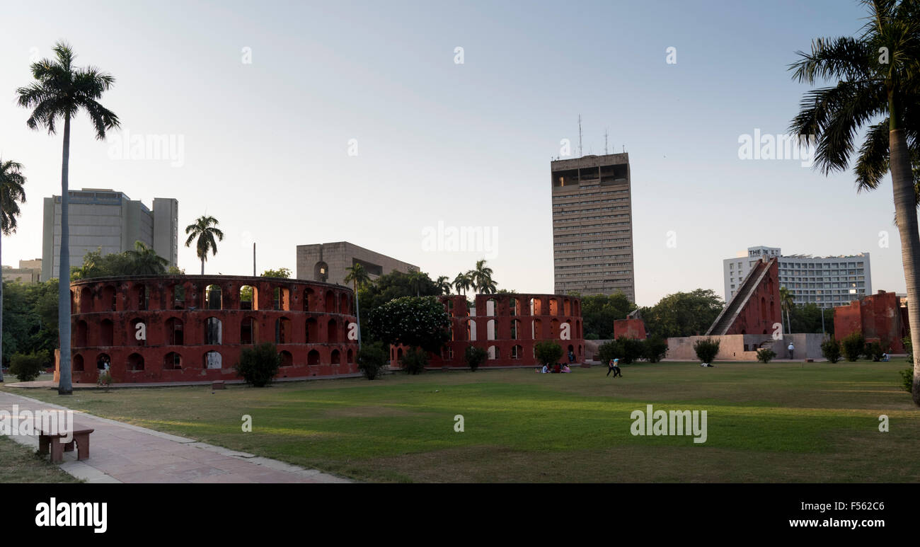 Chiara visualizzazione di completare Jantar Mantar piena vista con tutte le formule strumenti e giardino in New Delhi, India, Asia Foto Stock