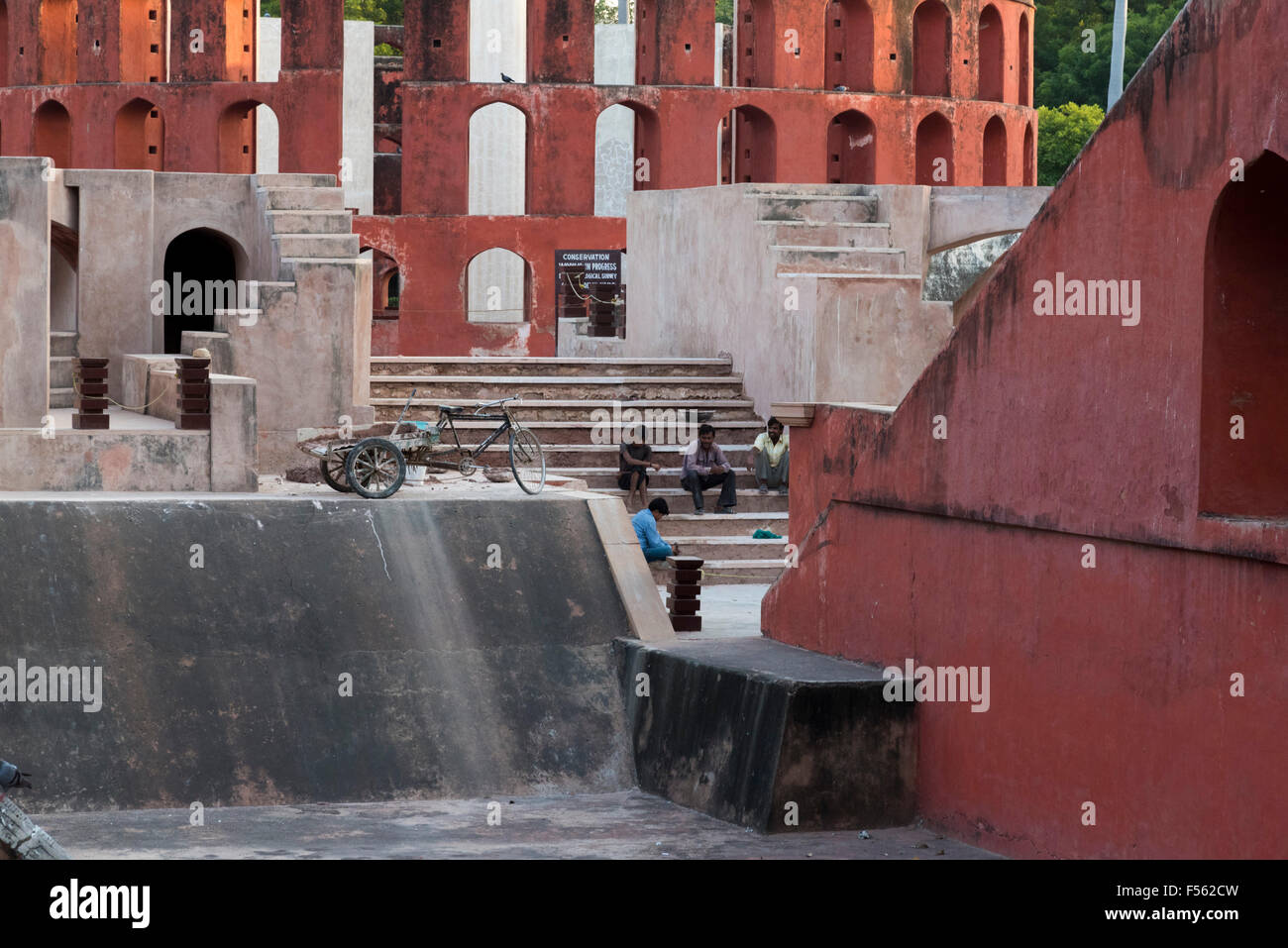 Jantar Mantar colore rosso formule reconvention strumenti o la ricostruzione dalle fatiche indiano a Nuova Delhi, India, Asia Foto Stock