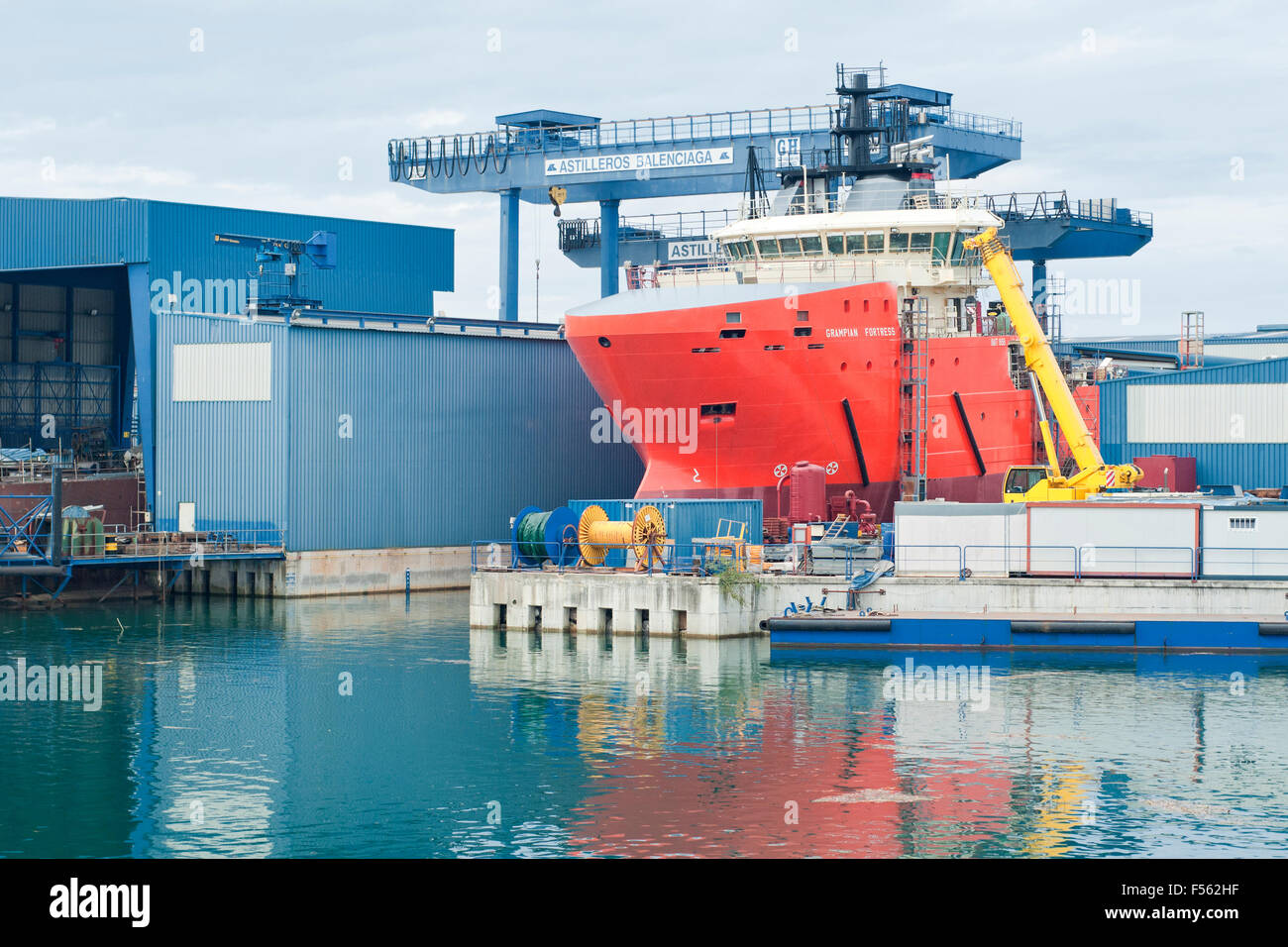 Nave Rossa nel cantiere di Balenciaga in Zumaia porta. Paese basco. Spagna. Foto Stock