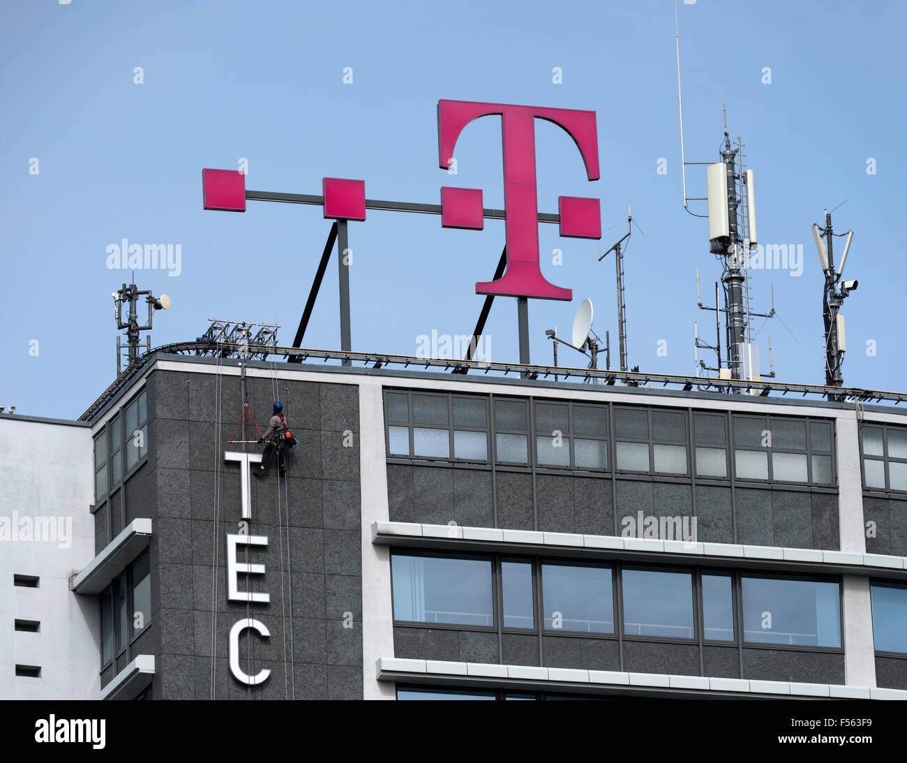 16.06.2015, Berlin, Berlin, Germania - Il logo di Telekom sul Telefunken torre sulla Ernst-Reuter-Platz. EBS150616D625CAROEX.JPG - non per la vendita in G E R M A N Y, A U S T R I A, S W I T Z e R L A N D [modello di rilascio: NO, la proprietà di rilascio: NO (c) caro agenzia fotografica / Schulz, http://www.caro-images.pl, info@carofoto.pl - nel caso di utilizzo di foto per non-scopi giornalistici, siete pregati di contattare l'Agenzia - la foto è soggetto a royalty!] Foto Stock