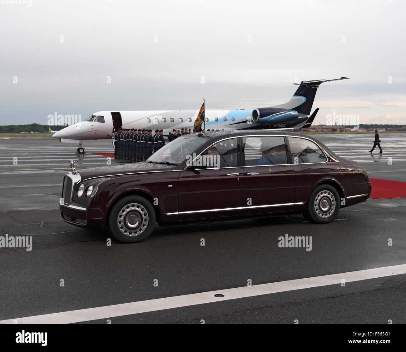 23.06.2015, Berlin, Berlin, Germania - parte militare dell'aeroporto Tegel. Visita di Stato della Regina Elisabetta II. E suo marito S.A.R. il Principe Filippo , Duca di Edimburgo, in Germania. Il monarca nel suo stato di Bentley Limousine, il corpo sovrano del British Queen Elizabeth II. EBS150623D003CAROEX.JPG - non per la vendita in G E R M A N Y, A U S T R I A, S W I T Z e R L A N D [modello di rilascio: NO, la proprietà di rilascio: NO (c) caro agenzia fotografica / Schulz, http://www.caro-images.pl, info@carofoto.pl - nel caso di utilizzo di foto per non-scopi giornalistici, siete pregati di contattare l'Agenzia - la foto è tematica Foto Stock