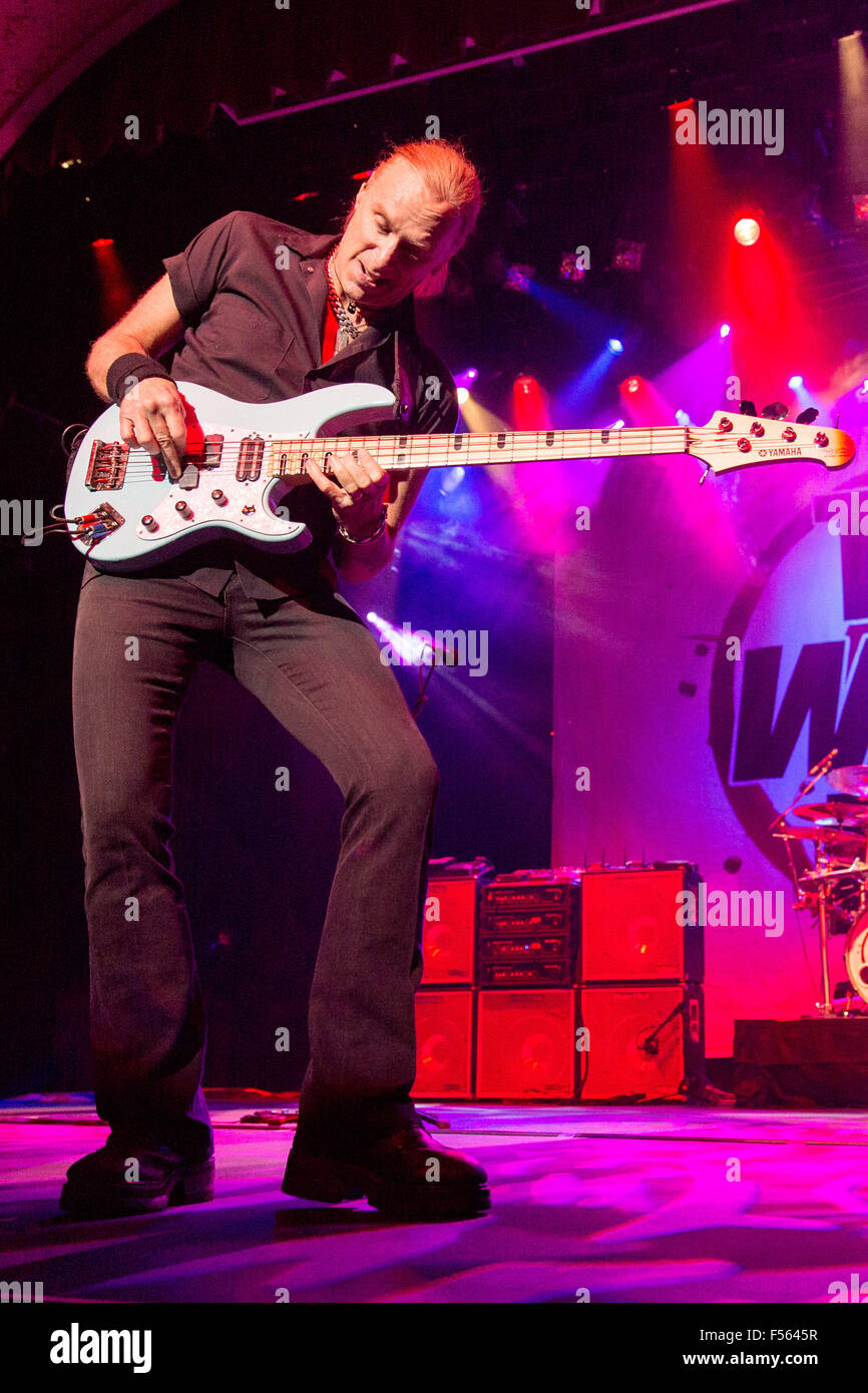 Milwaukee, Wisconsin, Stati Uniti d'America. 27 ott 2015. Il bassista BILLY SHEEHAN della cantina cani esegue sul loro "striatura calda' tour a Northern Lights Theatre Potawatomi Casino a Milwaukee nel Wisconsin © Daniel DeSlover/ZUMA filo/Alamy Live News Foto Stock