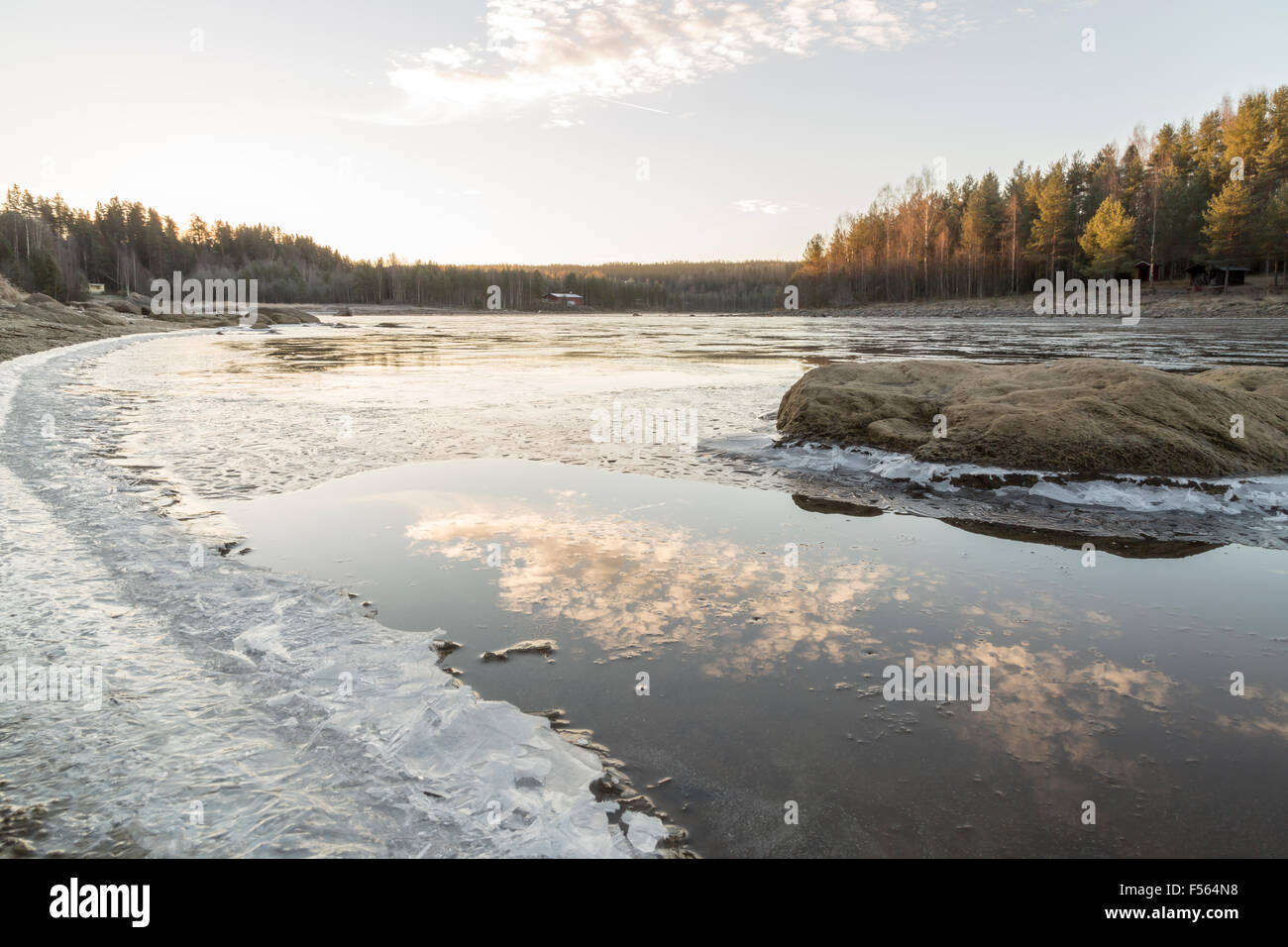 Ghiaccio sul fiume di Umea, Svezia in autunno/inverno. Foto Stock