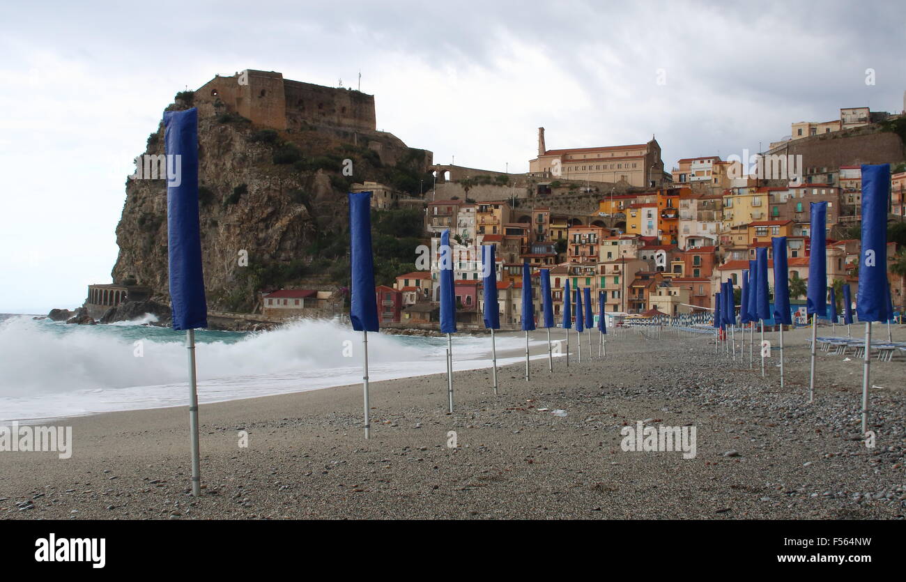 Scena di spiaggia con ombrelloni blu a Scilla, Italia Foto Stock