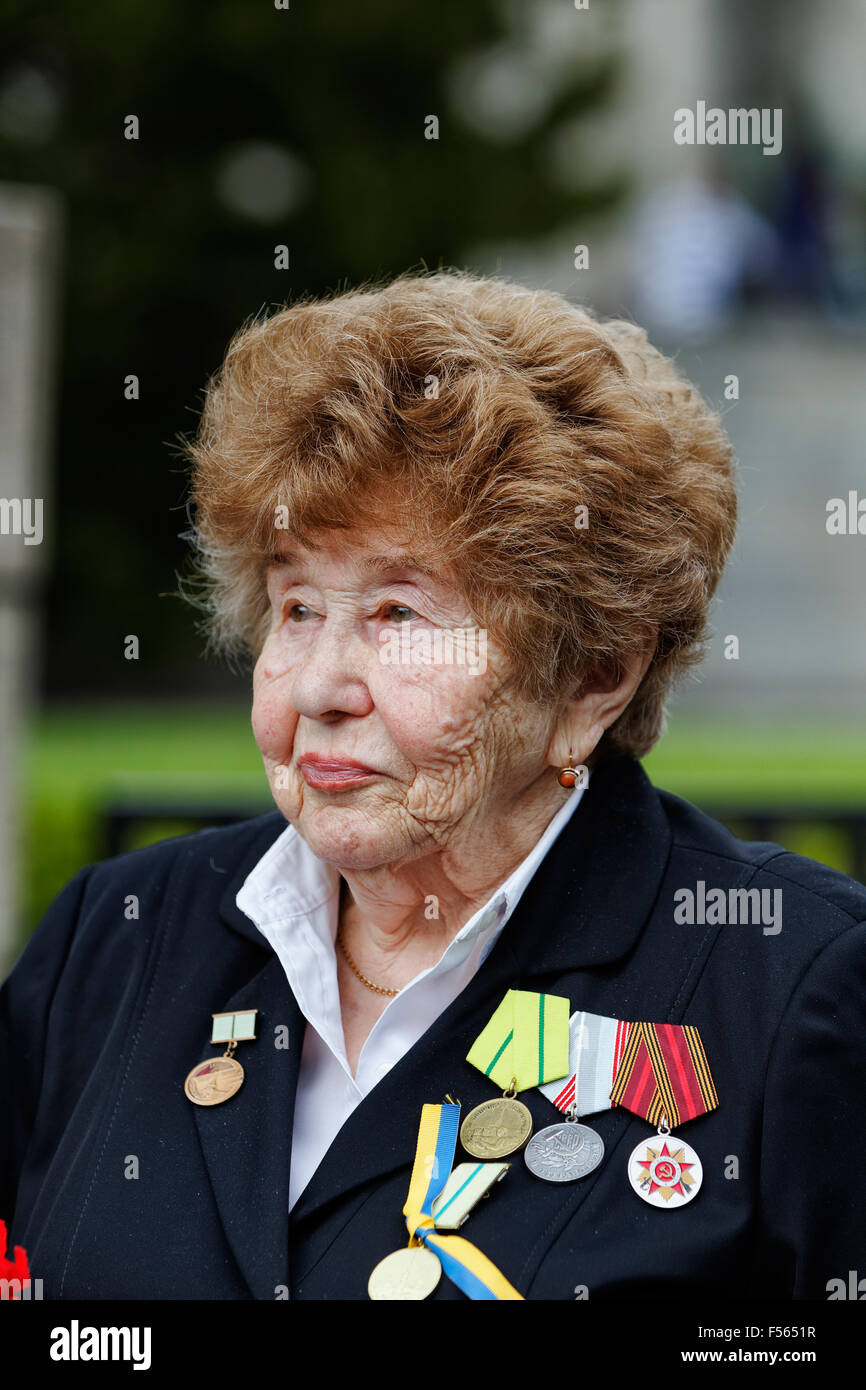 08.05.2015, Berlin, Berlin, Germania - guerra sovietica Memorial nel Tiergarten il giorno della liberazione. Esercito Rosso reduci dalla moderna ucraina per onorare i loro compagni caduti. Nella foto è un veterano con medaglie e decorazioni in parte anteriore del cenotafio. EJH150506D011CAROEX.JPG - non per la vendita in G E R M A N Y, A U S T R I A, S W I T Z e R L A N D [modello di rilascio: NO, la proprietà di rilascio: NO (c) caro agenzia fotografica / Heinrich, http://www.caro-images.pl, info@carofoto.pl - nel caso di utilizzo di foto per non-scopi giornalistici, siete pregati di contattare l'Agenzia - la foto è soggetto a royalty!] Foto Stock