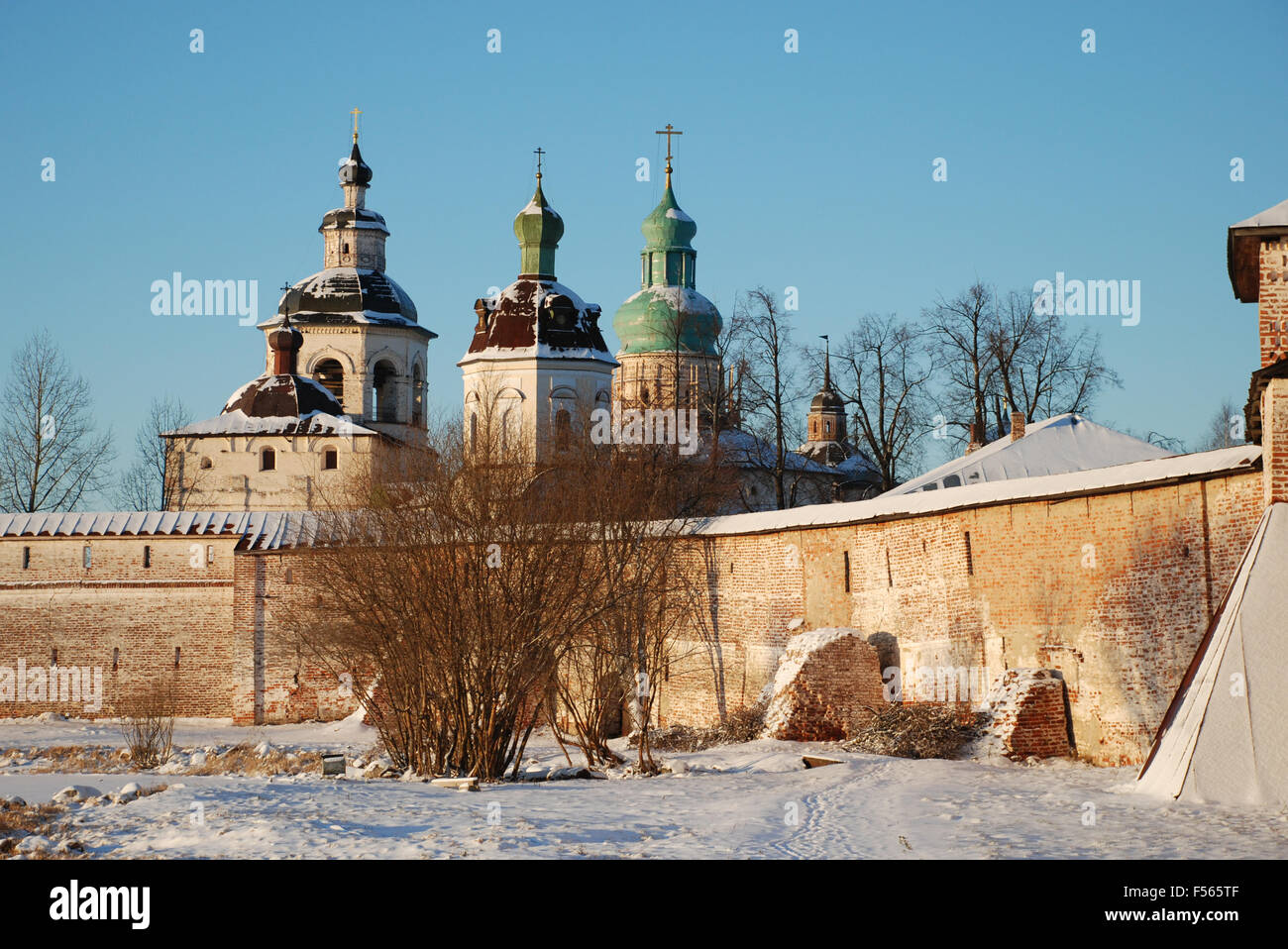 Il monastero Kirillo-Belozersky d'inverno. Paesaggio invernale museo-riserva nella città di Kirillov, Vologda regione, la Russia. Foto Stock