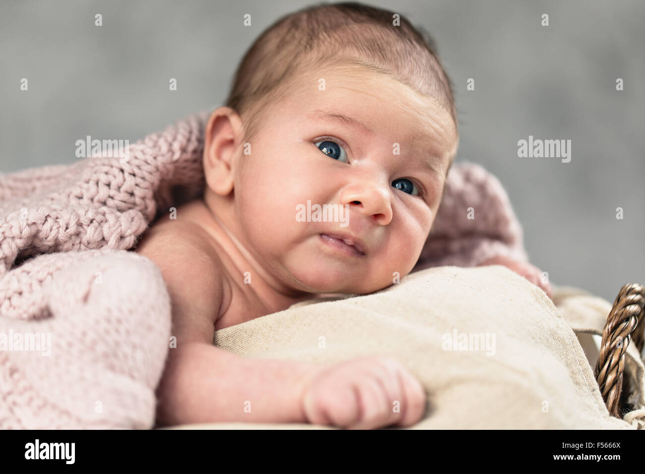 Neonato ragazzo disteso all'interno del cesto in vimini Foto Stock