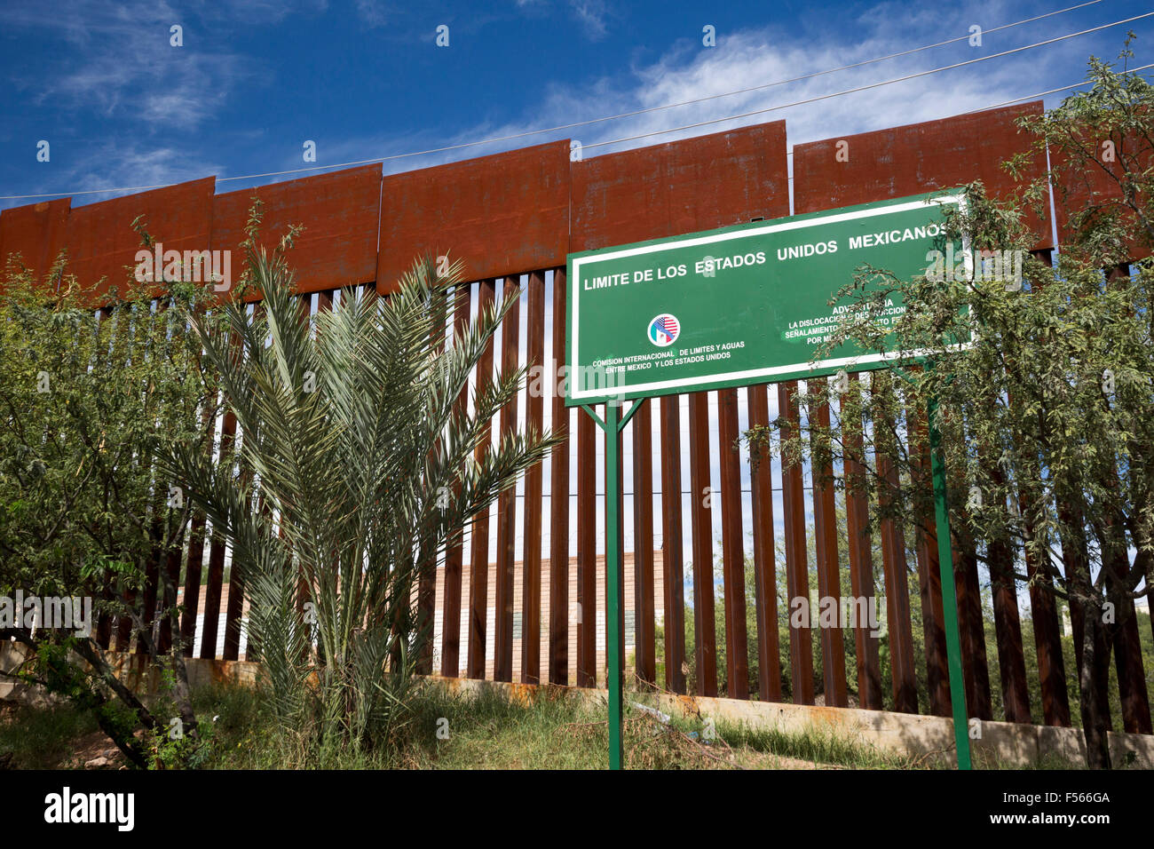 Nogales, Sonora Messico - un marcatore di confine sul lato messicano della recinzione che separa gli Stati Uniti e il Messico. Foto Stock