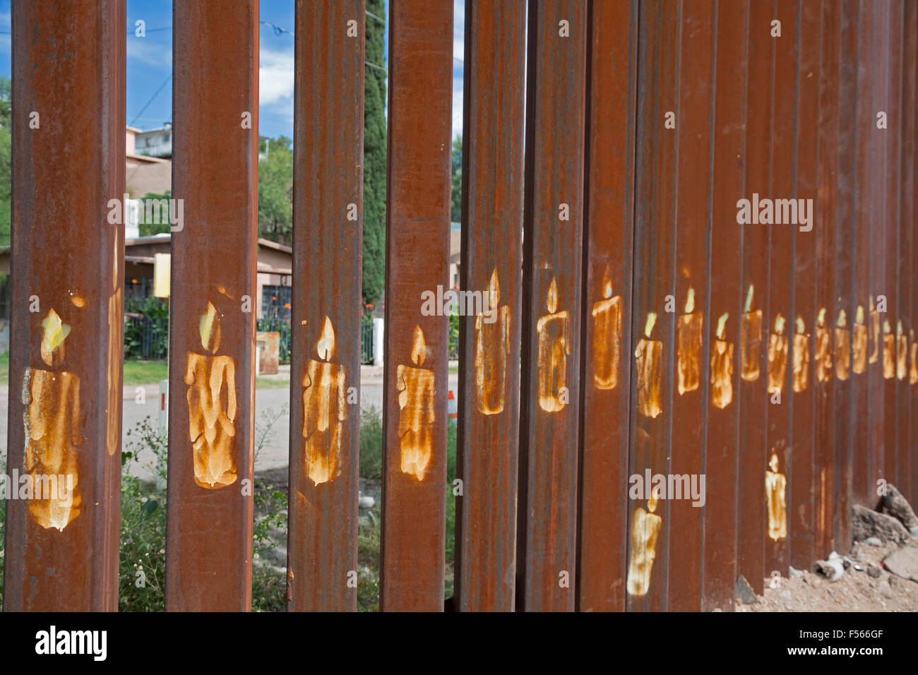 Nogales, Sonora Messico - Candele dipinta sul lato messicano della recinzione di confine tra gli Stati Uniti e il Messico. Foto Stock