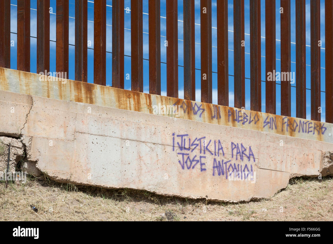 Nogales, Messico - Graffiti sul lato messicano della recinzione di confine vicino al luogo dove una pattuglia di confine agent ucciso Jose Antonio Foto Stock