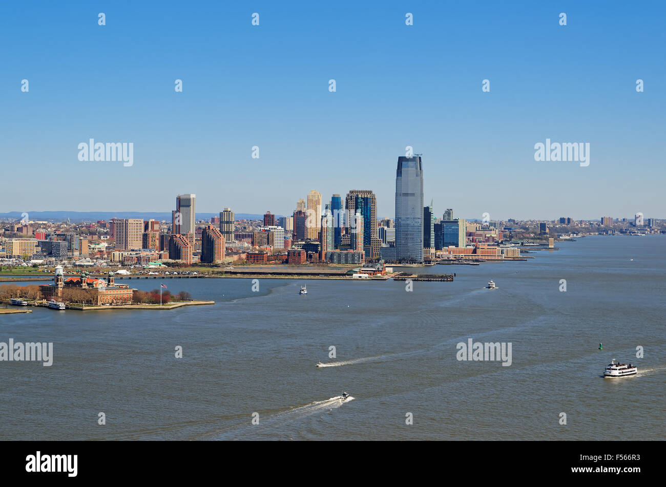 Vista aerea del Governors Island con Brooklyn in background. La città di New York, Stati Uniti d'America Foto Stock