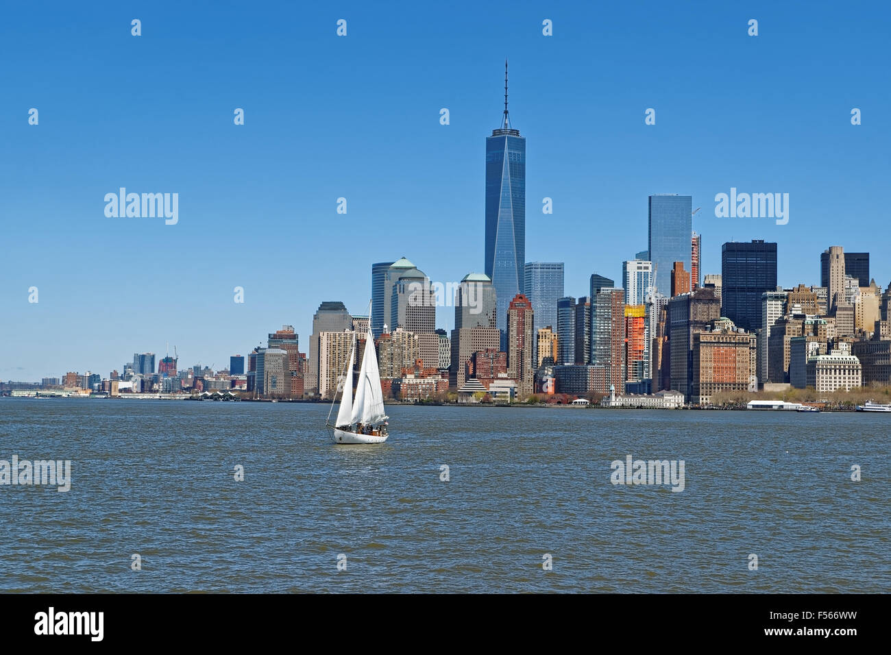 Vista della città di New York skyline di Manhattan oltre il fiume Hudson. Manhattan è la parte centrale di New York. Si tratta di uno dei leader culturale e i centri economici e in tutto il mondo Foto Stock