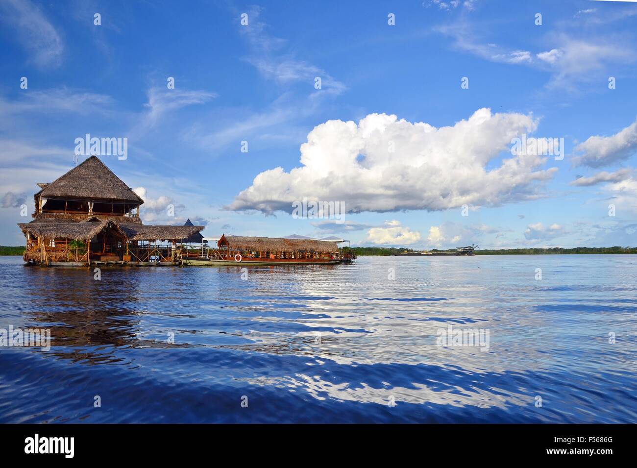 Casa galleggiante sul fiume del Amazon! Foto Stock