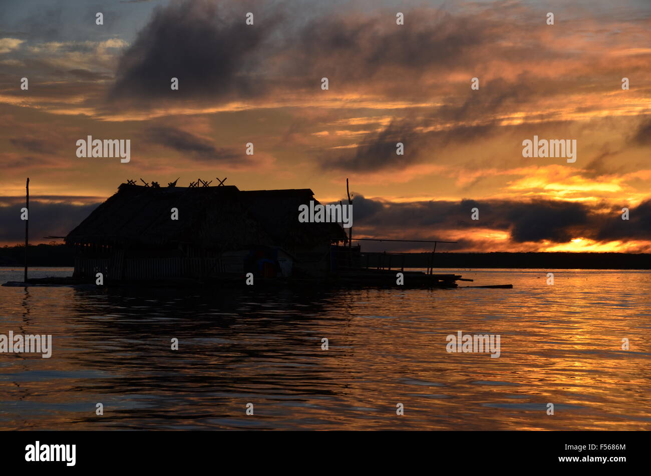 Casa sul fiume del Amazon! Foto Stock