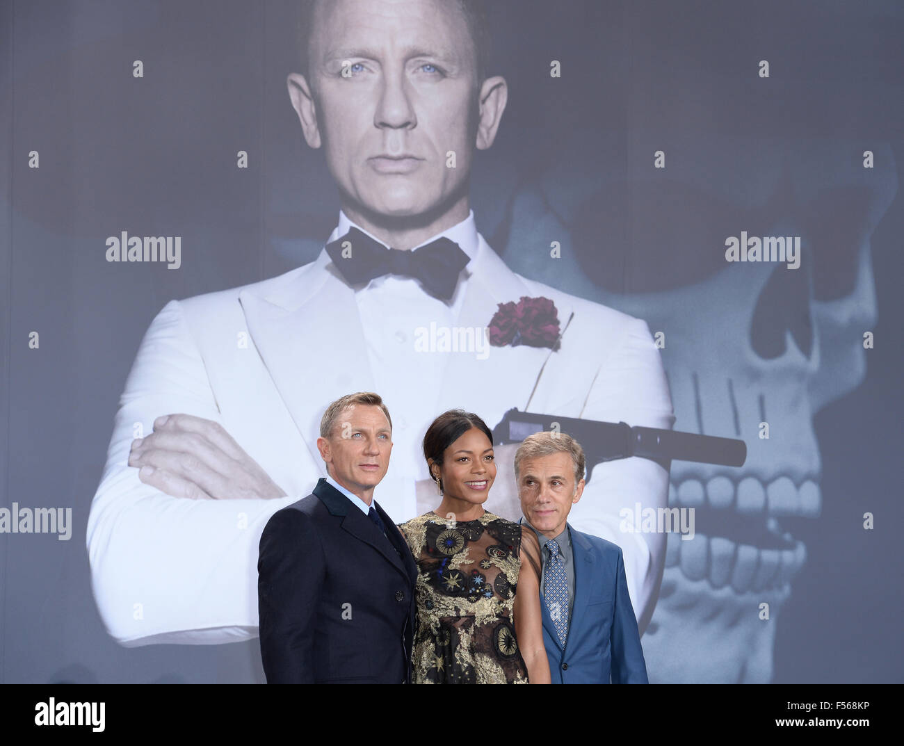 Attori Daniel Craig (L-R), Naomie Harris e Christoph Waltz pongono al cinema del Cinestar a Potsdamer Platz a Berlino, Germania, per il tedesco Premiere del nuovo film di James Bond film 'pectre', 28 ottobre 2015. Foto: BRITTA PEDERSEN/dpa Foto Stock