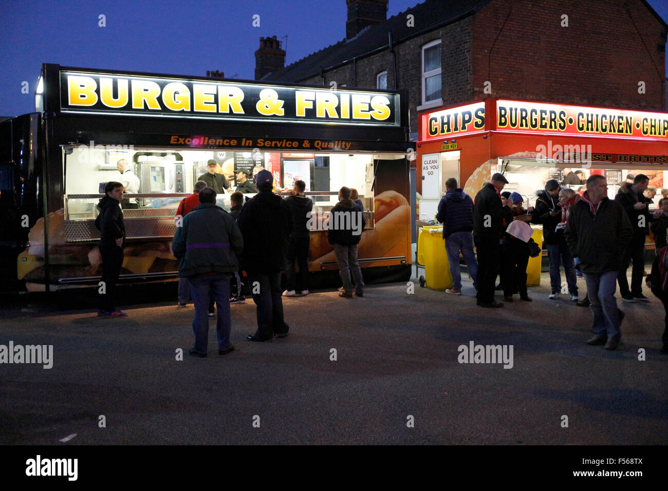 Fast food Burger e bancarelle di notte al di fuori di un campo di calcio del Liverpool England Regno Unito Foto Stock