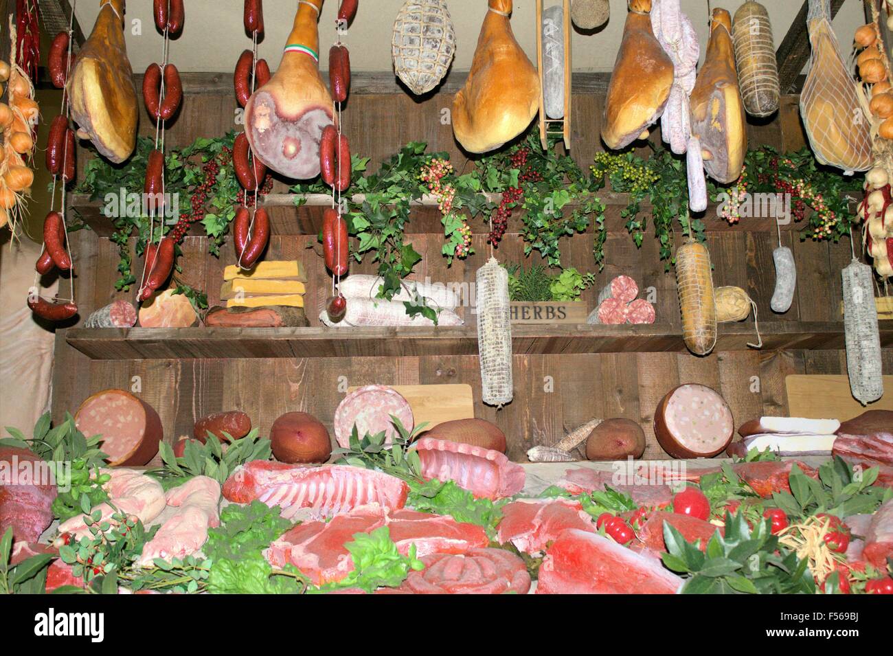 Carne cruda alla macelleria Foto Stock