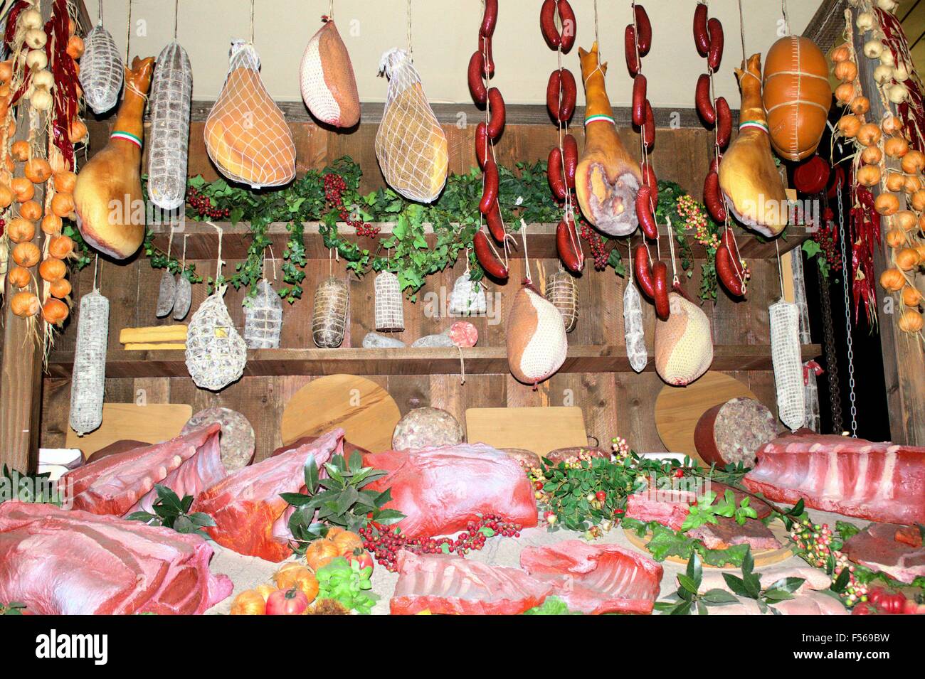 Carne cruda alla macelleria Foto Stock