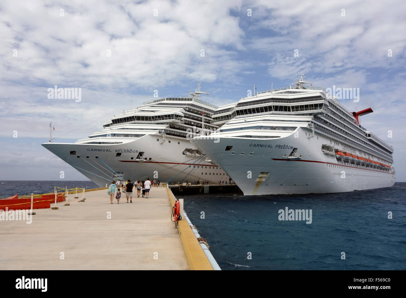 Carnival Splendor e libertà di Carnevale Navi da Crociera ancorate in Cozumel, Messico Foto Stock