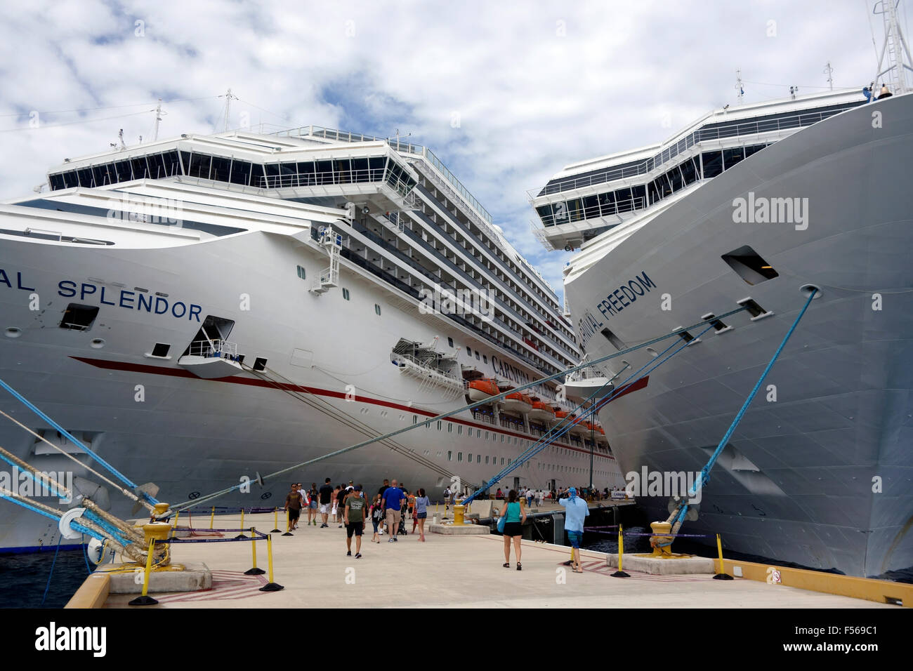 Carnival Splendor e libertà di Carnevale Navi da Crociera ancorate in Cozumel, Messico Foto Stock