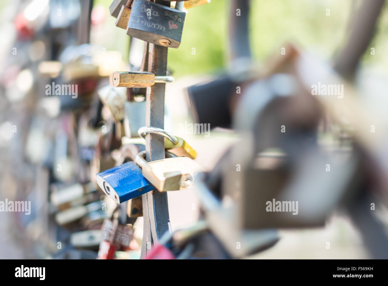 Amore lucchetti attaccato al ponte. L'Europa. Matrimonio matrimonio e tradizione. Foto Stock