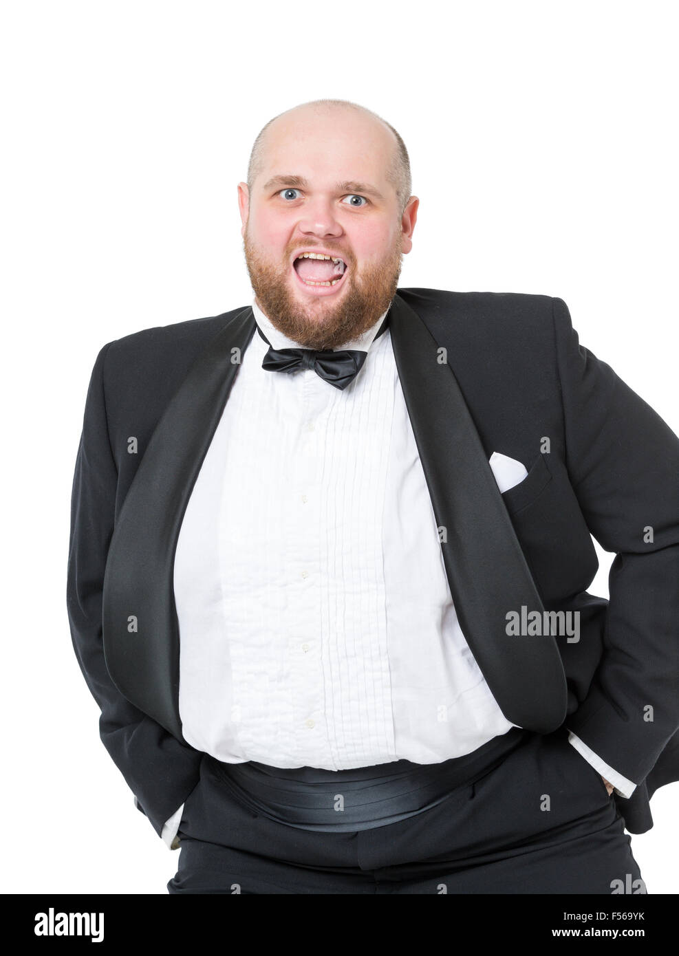 Jolly Fat Man in smoking e farfallino mostra le emozioni, su sfondo bianco Foto Stock