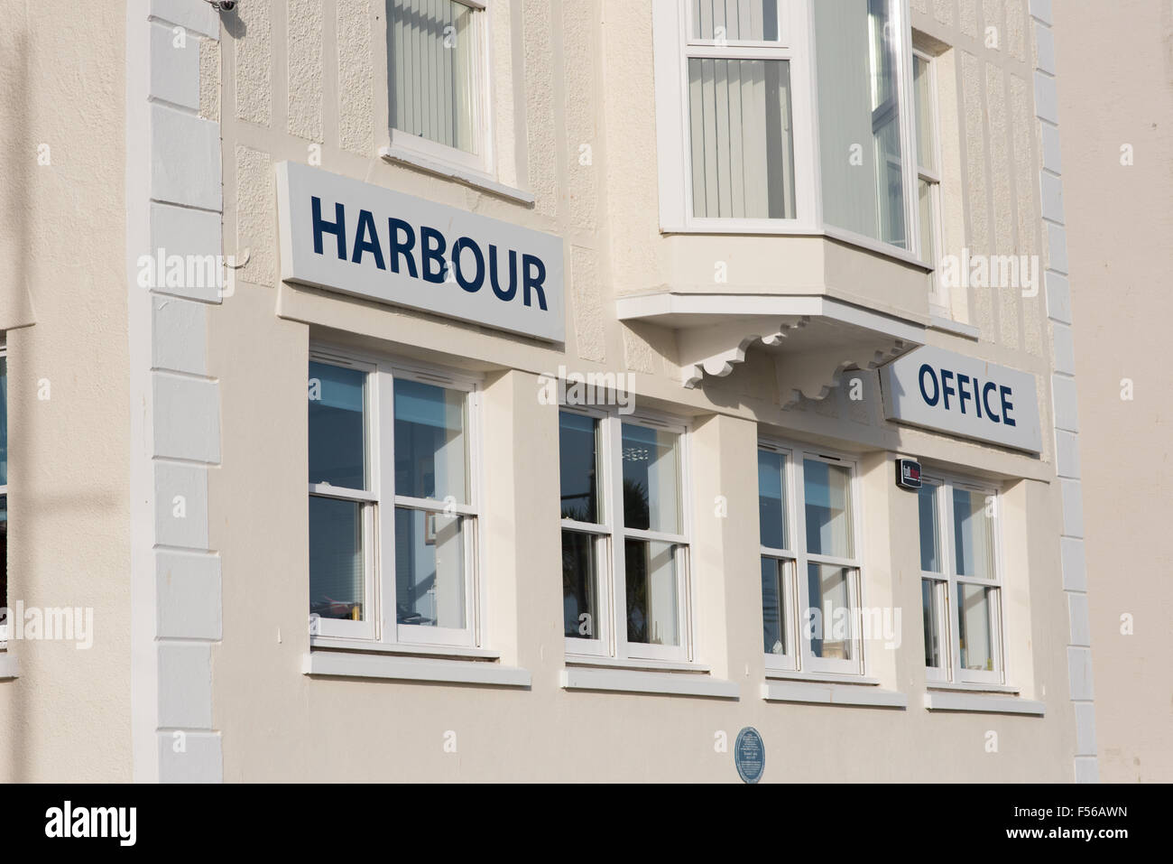 Street view della Capitaneria di Porto nella storica naval riverside Devon città di Dartmouth Foto Stock