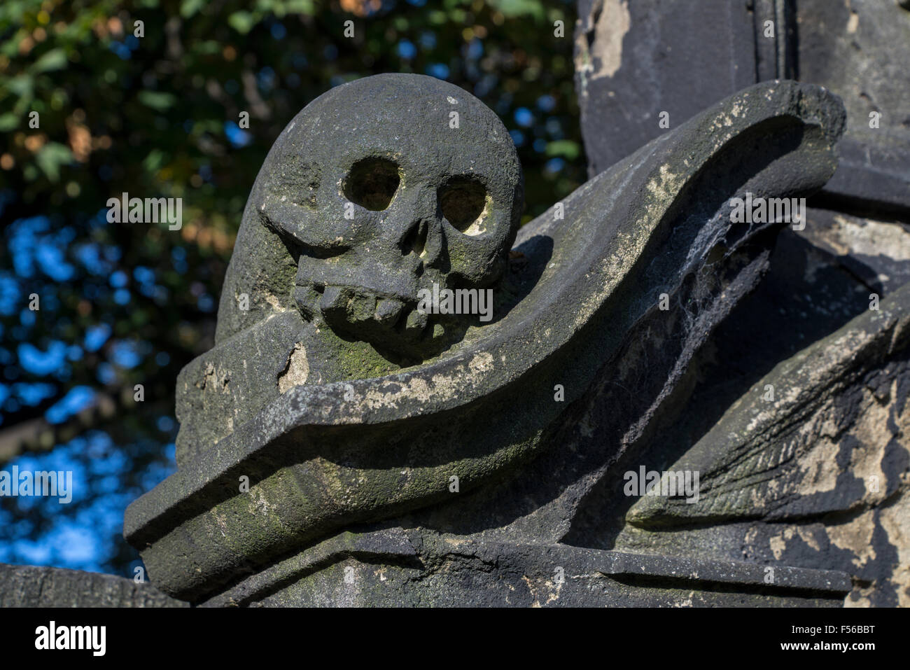 Cranio, parte di una lapide in Old Calton Sepoltura, Edimburgo, Scozia. Foto Stock