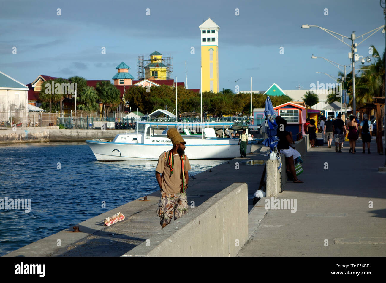 Local uomo a camminare lungo il porto di Nassau, Bahamas, dei Caraibi Foto Stock