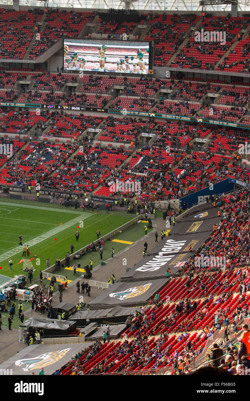 La folla a partire con la sede a NFL a Wembley Arena Foto Stock