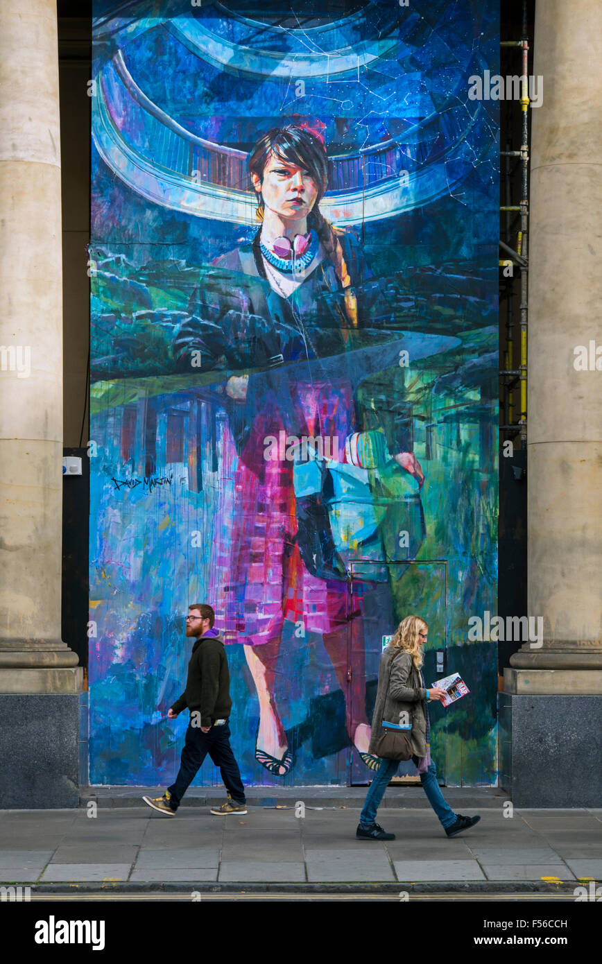 I pedoni a camminare da un pezzo di arte di strada da David Martin in un edificio rinnovato in St Andrew Square, Edimburgo. Foto Stock