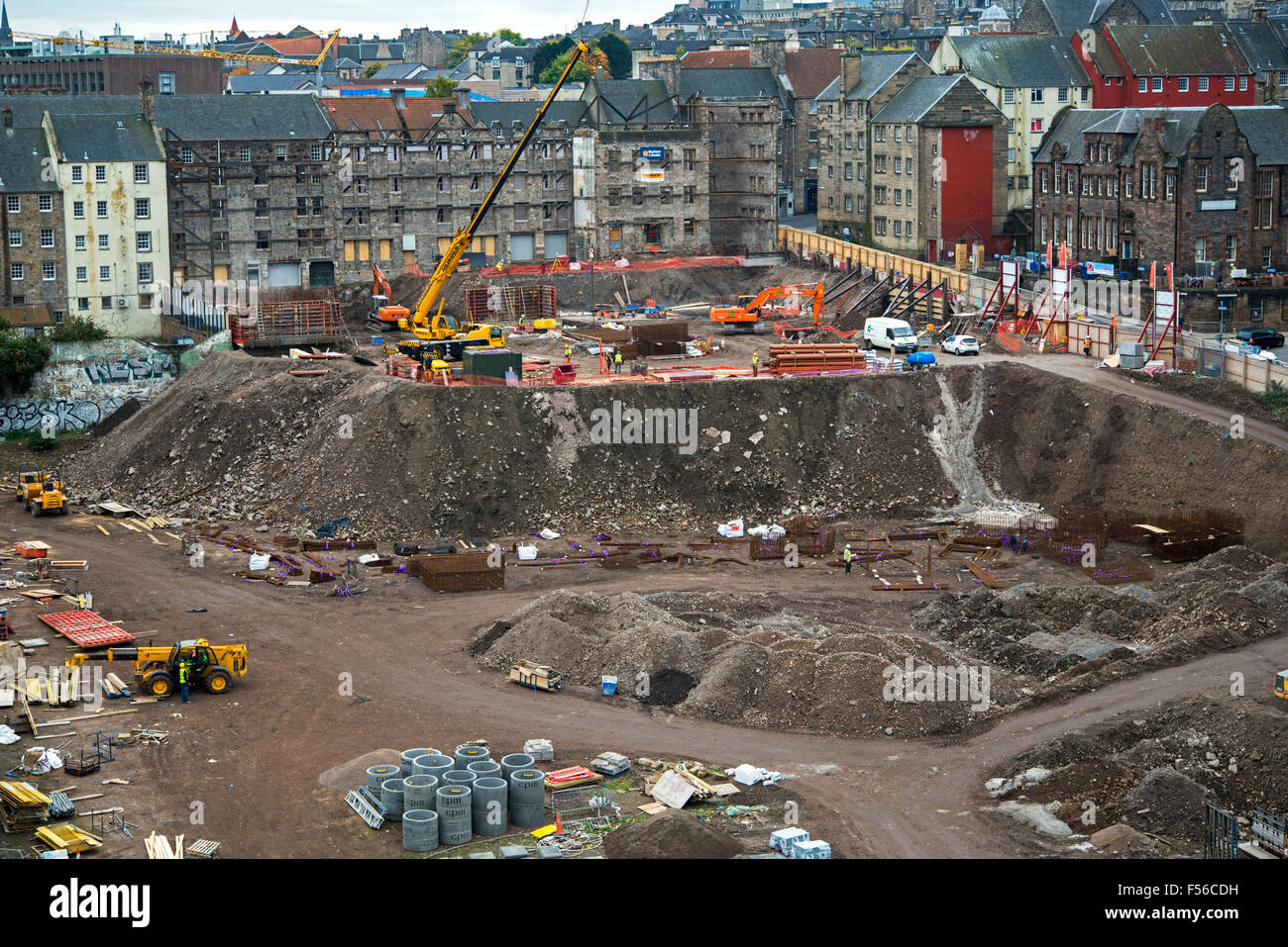 Lavori in corso su questa controversa £150m Caltongate progetto in Edinburgh. Foto Stock