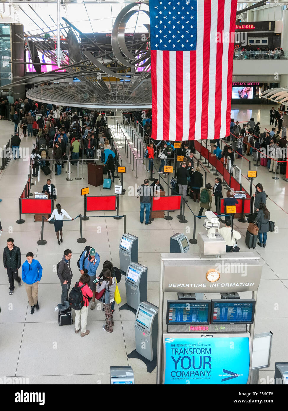 TSA Security Check Point al Terminal 1 dell'Aeroporto Internazionale John F. Kennedy di New York Foto Stock