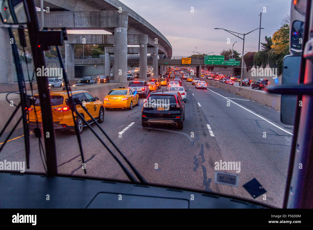 Inceppamento di traffico tra l'aeroporto JFK e Manhattan, New York, Stati Uniti d'America. Foto Stock