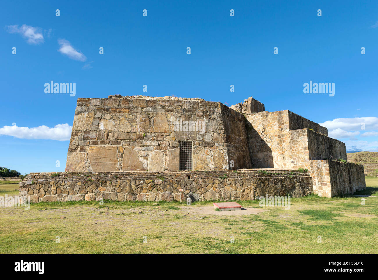 Una vista dell'Osservatorio edificio a Monte Alban sito archeologico, Oaxaca, Messico. Foto Stock